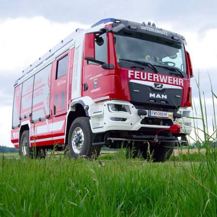 Bild enthält, Truck, Vehicle, Grass, Plant, Wheel, Fire Truck, Person, Alloy Wheel, Tire