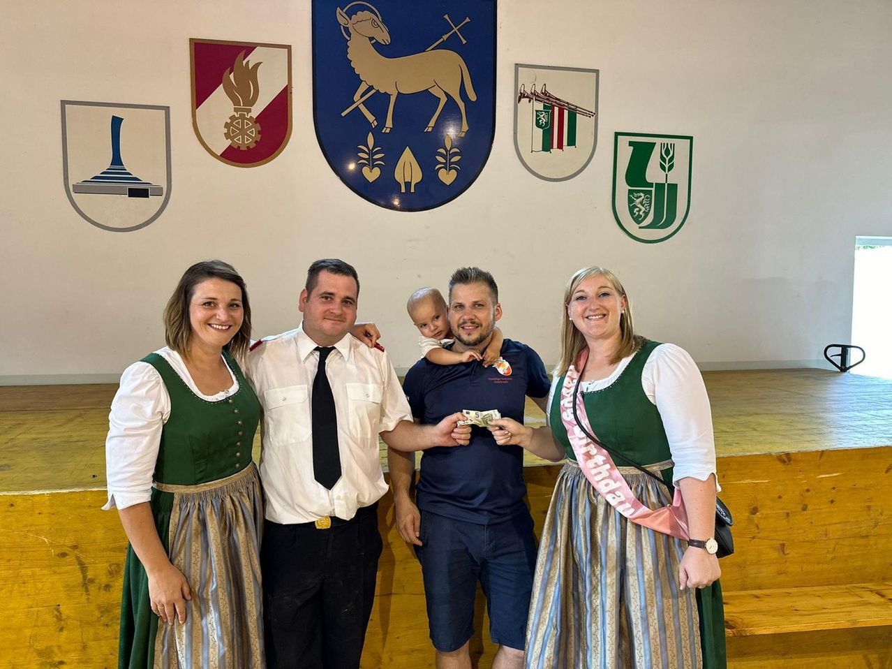 Bild enthält, People, Person, Adult, Male, Man, Female, Woman, Tie, Groupshot, Face