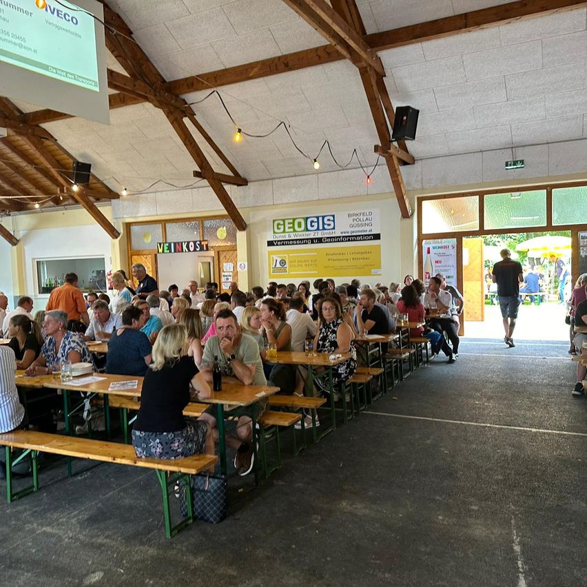 Bild enthält, Cafeteria, Indoors, Restaurant, People, Person, Bench, Furniture, Urban