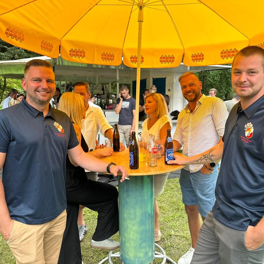 Bild enthält, Shelter, Person, Portrait, Summer, Table, People, Grass, Adult, Male, Man