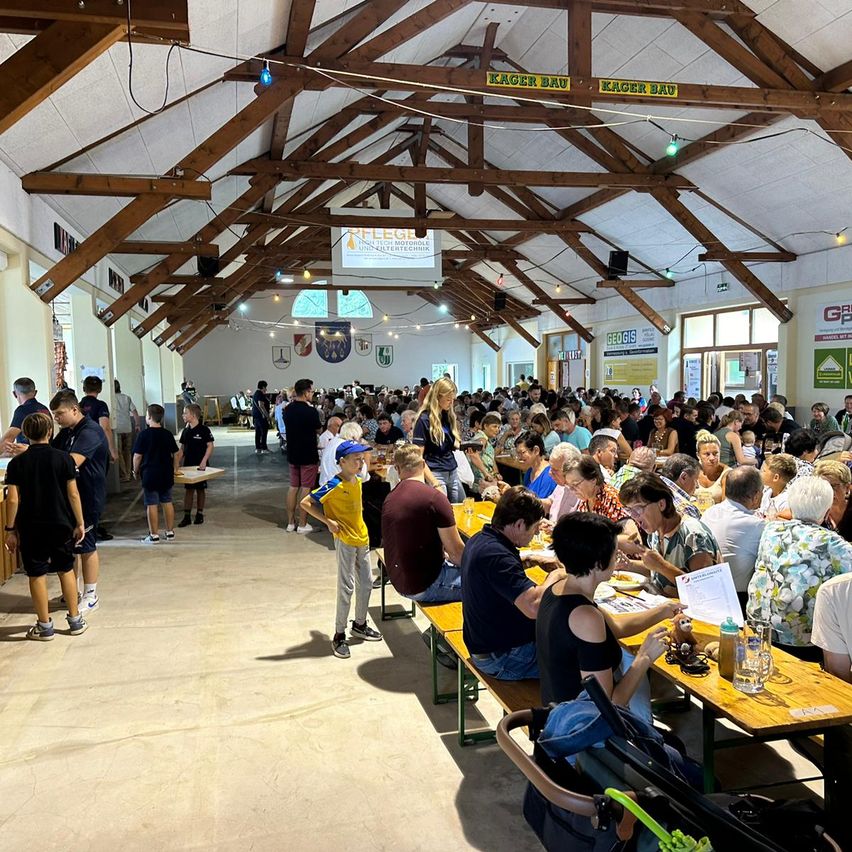 Bild enthält, Cafeteria, Indoors, Restaurant, People, Person, Adult, Male, Man, Furniture, Lounge