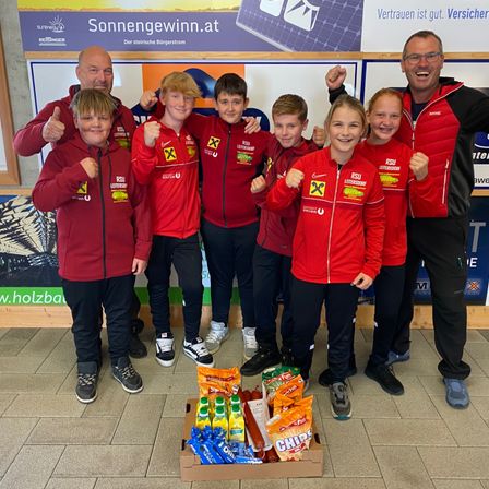 Bild enthält, Groupshot, Person, Boy, Child, Male, People, Adult, Man, Teen, Shoe