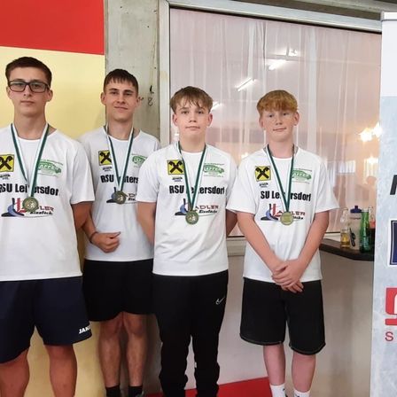 Bild enthält, Groupshot, Person, T-Shirt, Advertisement, Glasses, Shorts, Poster, Boy, Male, Teen