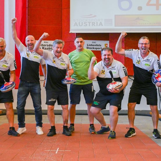 Bild enthält, People, Person, Shorts, Rugby Ball, Adult, Male, Man, Shoe, T-Shirt, Jeans