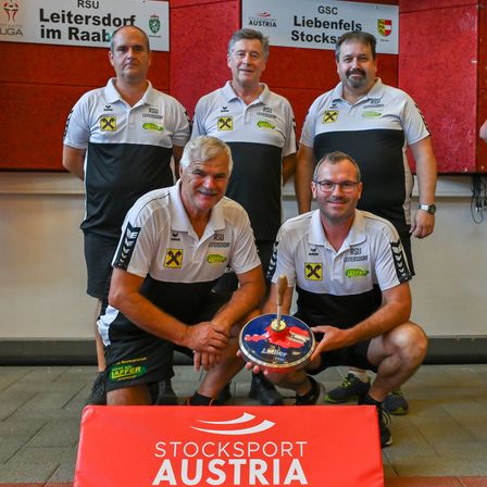 Bild enthält, People, Person, T-Shirt, Adult, Male, Man, Shoe, Wristwatch, Face, Portrait