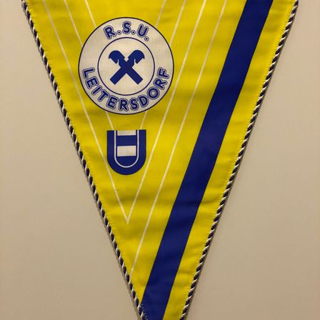 Bild enthält, Triangle, Banner, Text, Accessories, Bag, Handbag, Symbol