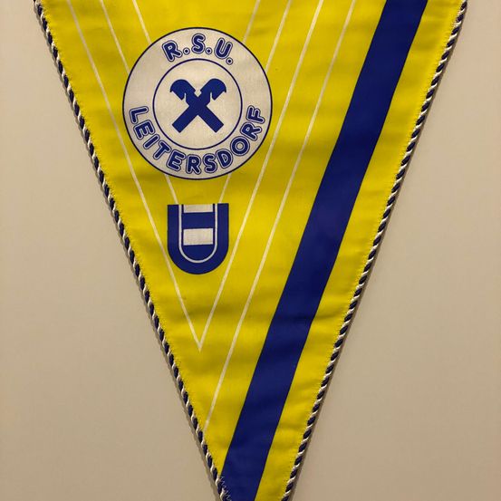 Bild enthält, Triangle, Banner, Text, Accessories, Bag, Handbag, Symbol