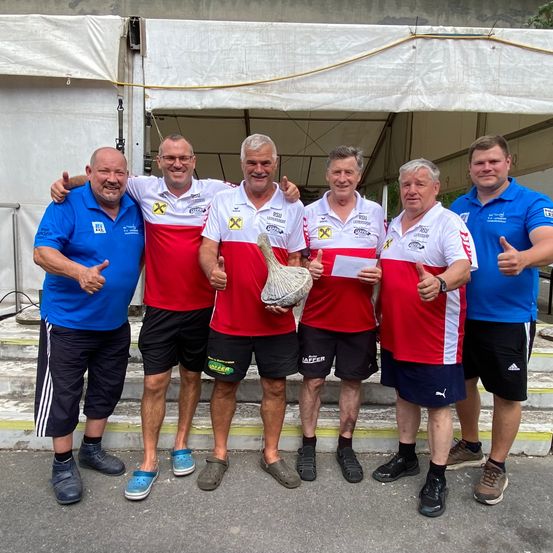 Bild enthält, People, Person, Shorts, T-Shirt, Adult, Male, Man, Shelter, Boy, Teen