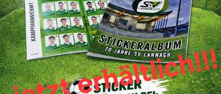 Ein Poster zeigt zwei Broschüren vor einem grünen Hintergrund. Eine Broschüre hat ein Fotoalbum von Fußballspielern und die andere ist ein Stickeralbum. Es gibt jetzt Fußballsticker erhältlich.