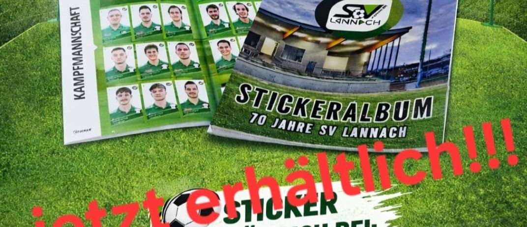 Ein Poster zeigt zwei Broschüren vor einem grünen Hintergrund. Eine Broschüre hat ein Fotoalbum von Fußballspielern und die andere ist ein Stickeralbum. Es gibt jetzt Fußballsticker erhältlich.