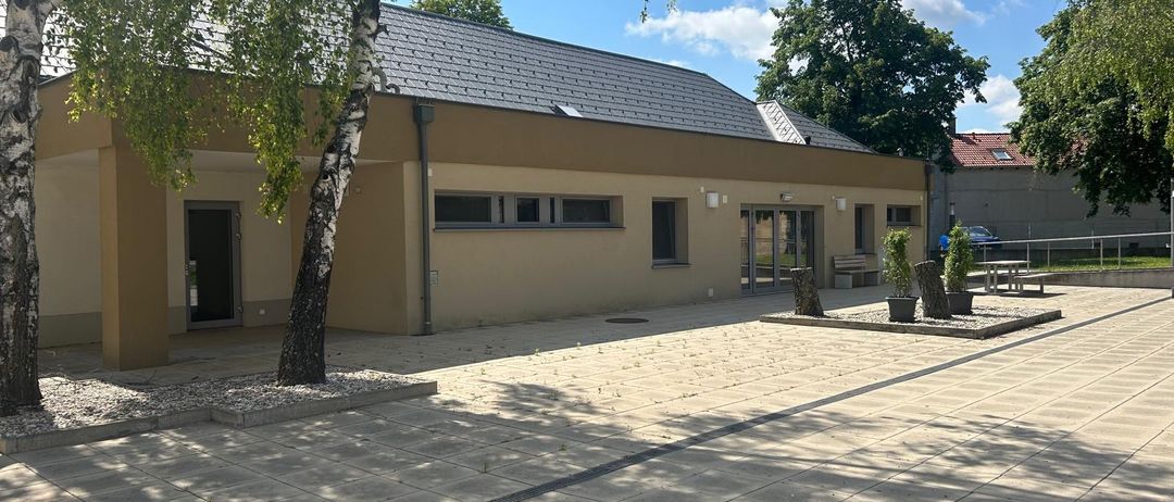 Bild enthält, House, Housing, Villa, Plant, Indoors, Interior Design, Outdoors, Lamp, Tree, Sycamore