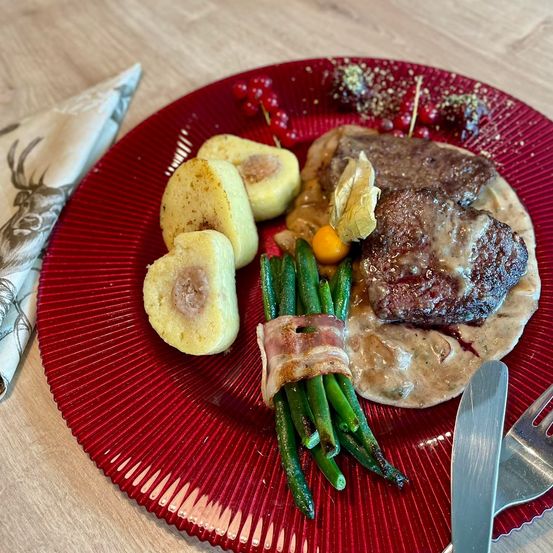 Bild enthält, Food, Food Presentation, Meat, Mutton, Plate, Pork