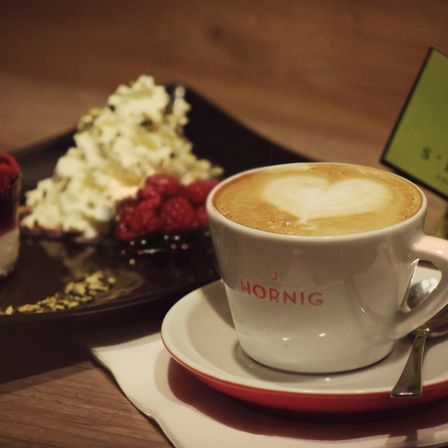 Bild enthält, Cup, Cutlery, Spoon, Saucer, Beverage, Coffee, Coffee Cup, Meal, Plate, Berry