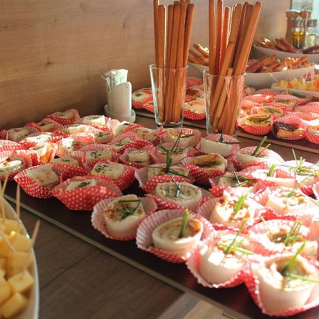 Bild enthält, Food, Meal, Cafeteria, Indoors, Restaurant, Buffet, Brunch, Dish, People, Lunch