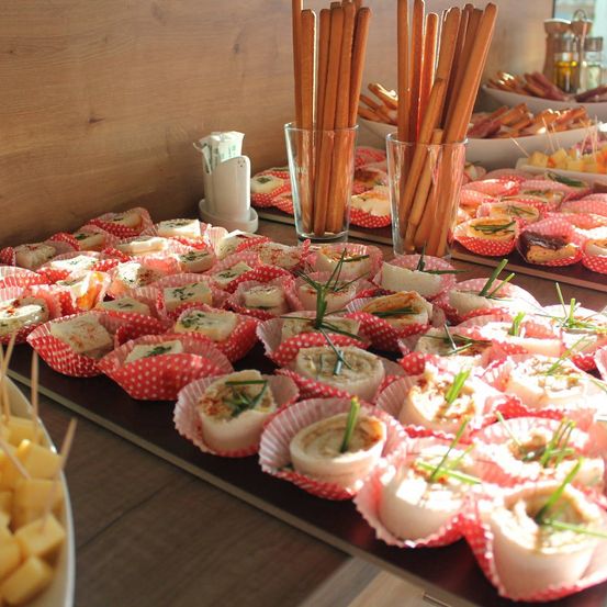 Bild enthält, Food, Meal, Cafeteria, Indoors, Restaurant, Buffet, Brunch, Dish, People, Lunch