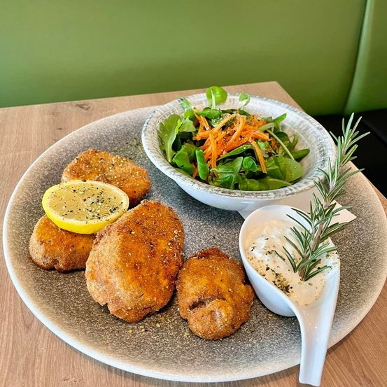 Bild enthält, Food, Fritters, Plate, Cutlet, Food Presentation