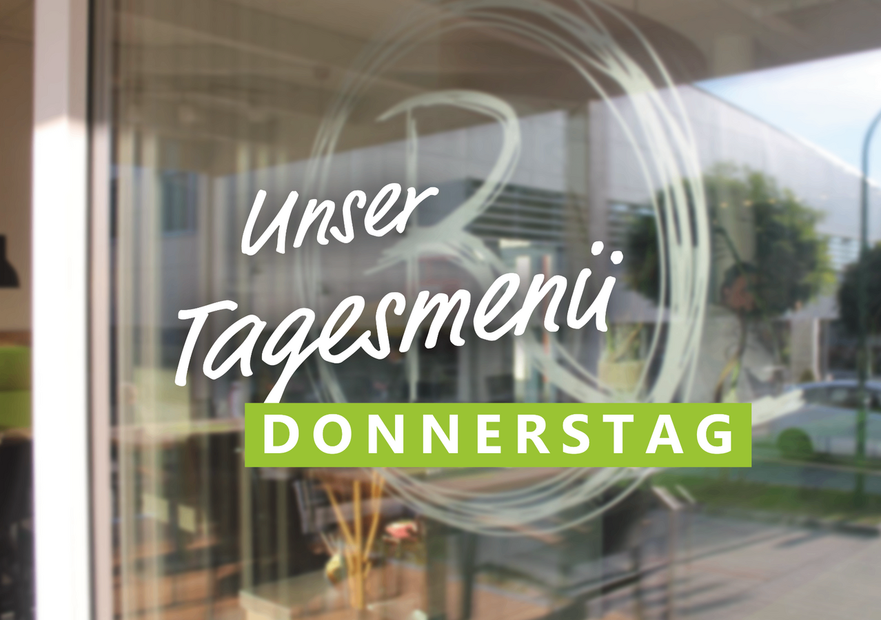 Ein Glasfenster zeigt den Text 'Unser Tagesmenu' und 'DONNERSTAG' in Weiß und Grün. Der Hintergrund zeigt ein verschwommenes Bild eines Raumes mit Möbeln und Bäumen.