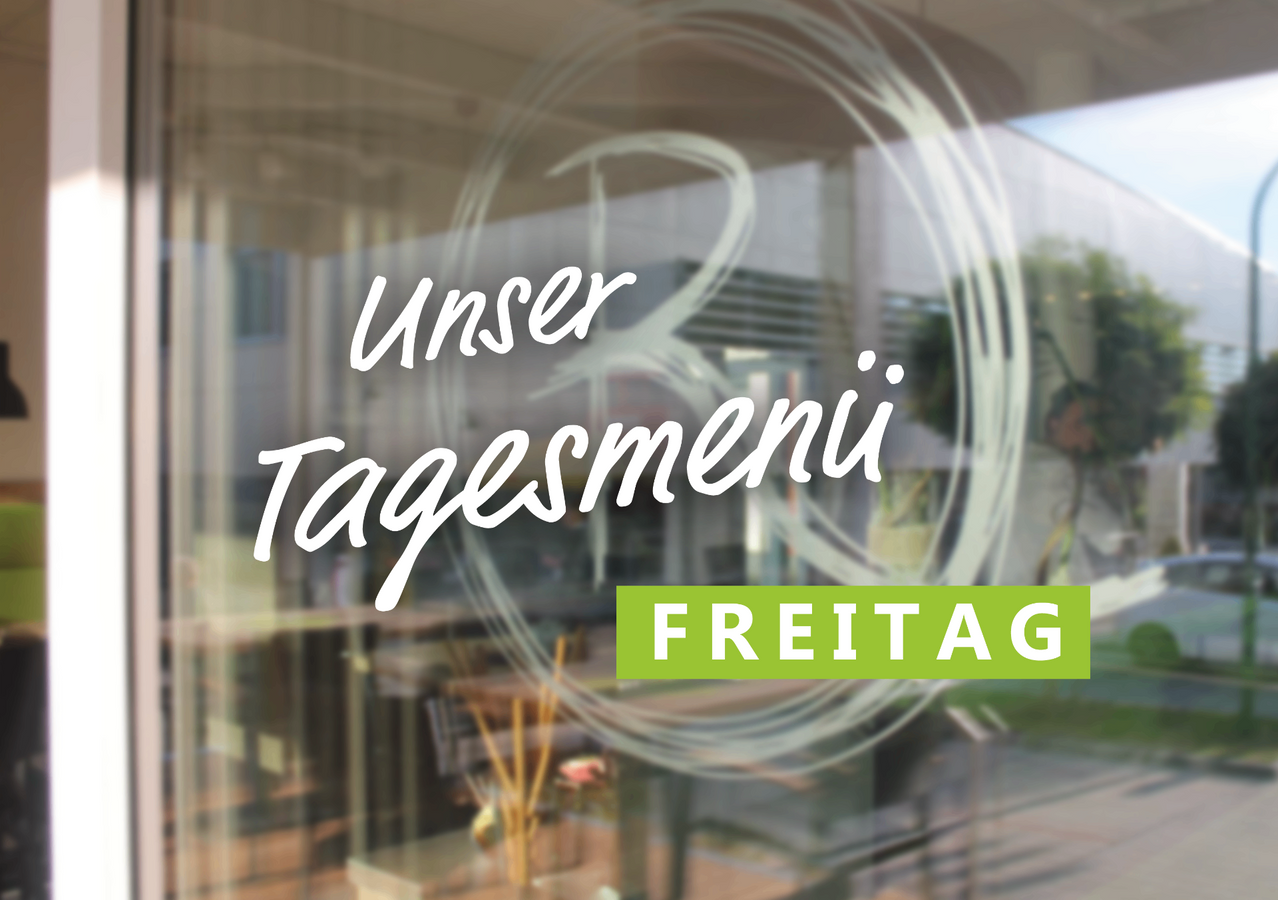 Das tägliche Menü eines Restaurants für Freitag, angezeigt auf einer Glastür mit verschwommenen Innen- und Außenansichten.