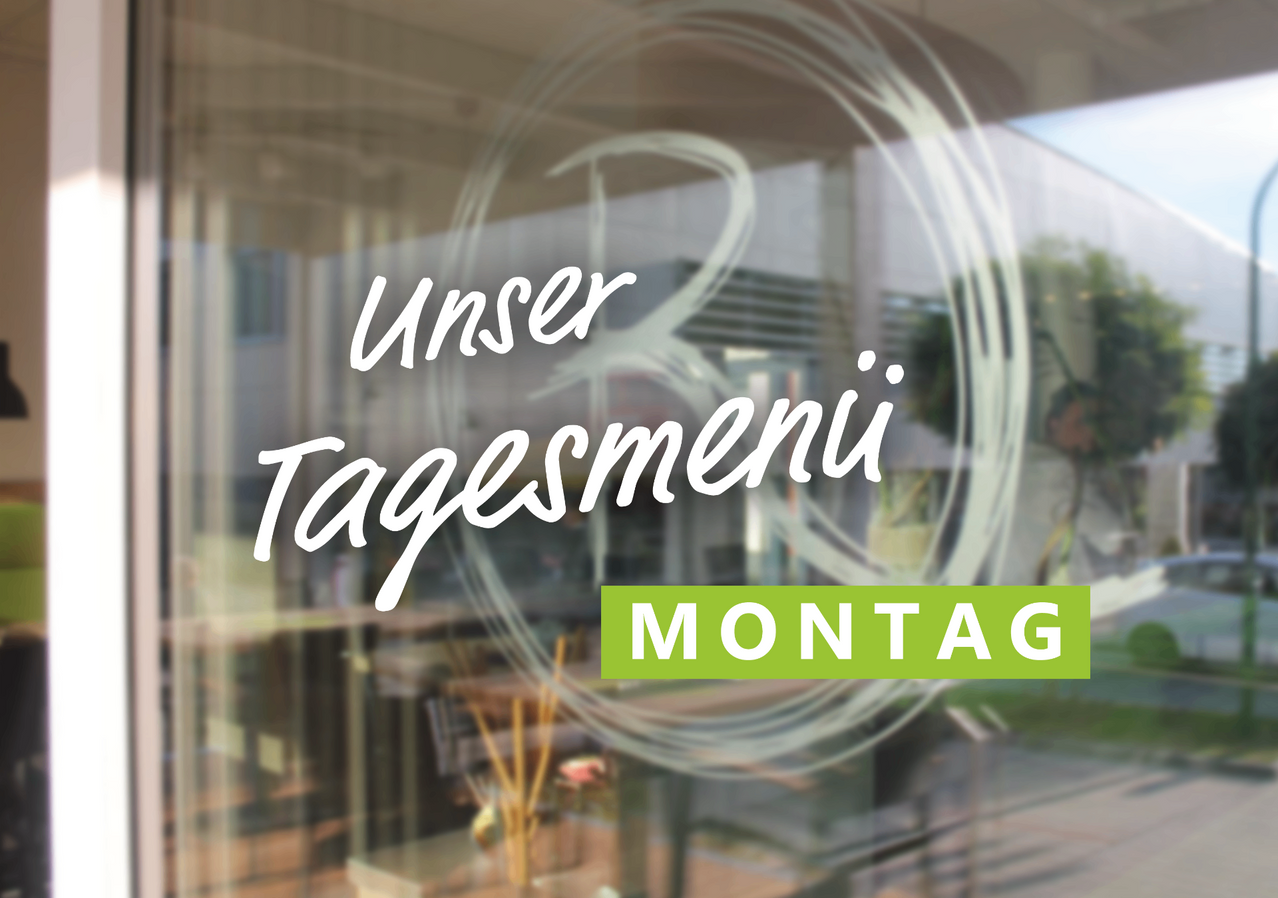 Das Menü eines Restaurants wird auf einer Glaswand angezeigt, mit Blick auf Tische und Stühle im Inneren. Das Menü trägt den Titel 'Unser Tagesmenu Montag', was darauf hindeutet, dass es sich um das Tagesmenü für Montag handelt.