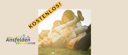 Eine Familie spielt auf dem Gras. Die Mutter hält ein Kind, während das Kind ein anderes Kind hält. Das Wort 'KOSTENLOS' ist auf dem Bild geschrieben.
