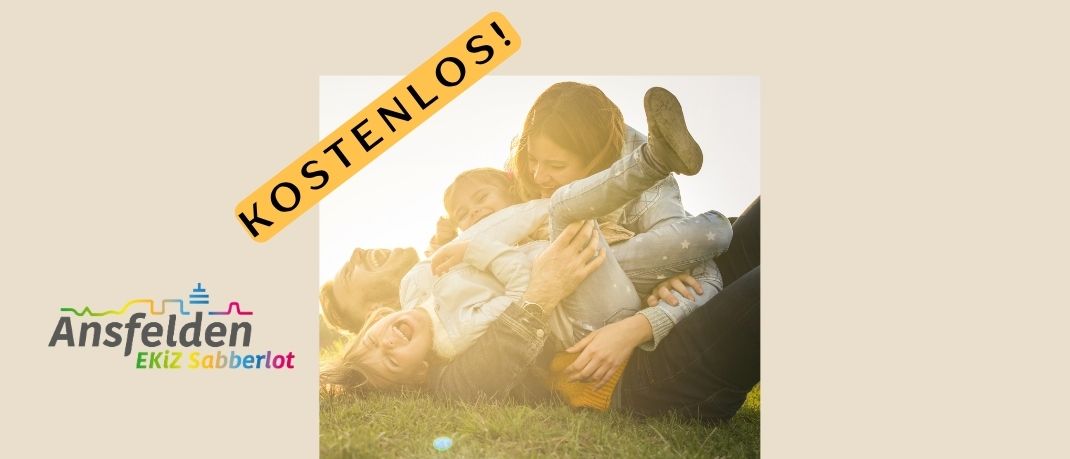Eine Familie spielt auf dem Gras. Die Mutter hält ein Kind, während das Kind ein anderes Kind hält. Das Wort 'KOSTENLOS' ist auf dem Bild geschrieben.