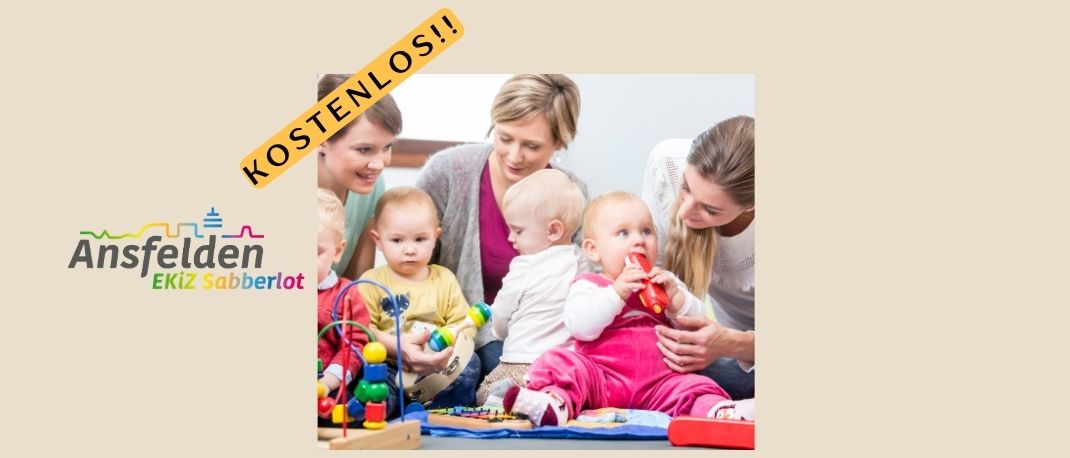 Eine Gruppe von Babys und Erwachsenen spielt mit Spielzeug auf dem Boden. Der Text 'KOSTENLOS!!' ist in Gelb geschrieben.