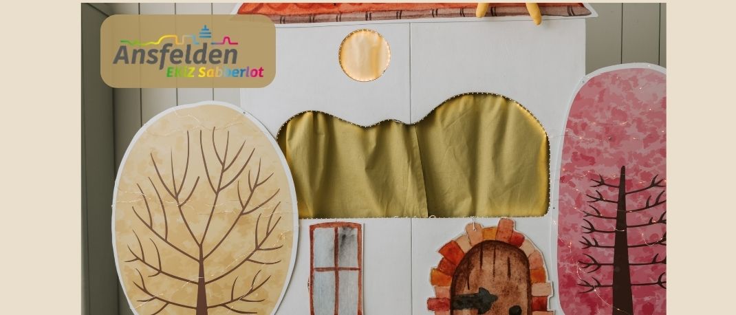 Plakat für ein Kindertheaterstück mit dem Titel 'Der Kasperl, Der Räuber und Das Müllproblem'. Es zeigt ein farbenfrohes Set mit einem Haus, Bäumen und einer kleinen Tür. Der Text auf dem Plakat ist auf Deutsch.