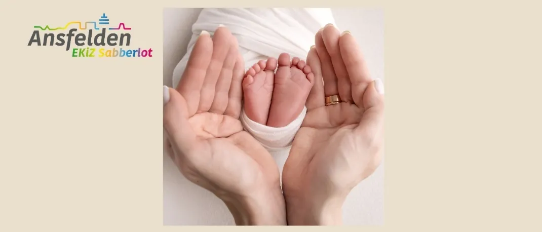 Ein Bild von Babyfüßen, die in zwei Händen gehalten werden, mit einem beigefarbenen Hintergrund und einer Textüberlagerung, die 'BABY SPECIAL' lautet.