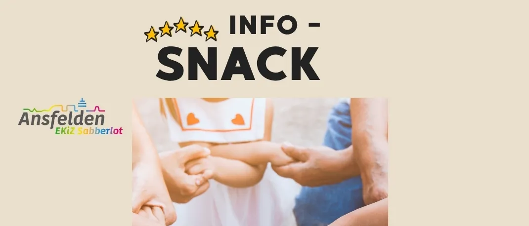 Ein Poster mit einer Gruppe von Kindern, die Händchen halten, Text lautet 'INFO SNACK' und 'KOSTENLOS!' mit Logos oben.