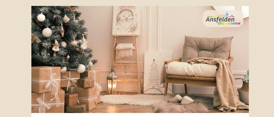 Eine Anzeige für ein Weihnachtsfotoshooting-Event in Sablelot, mit einem geschmückten Weihnachtsbaum, einem gemütlichen Stuhl und verpackten Geschenken. Das Event wird von Kerstin Weidinger veranstaltet.