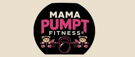 Ein rundes Logo mit den Worten 'MAMA PUMP FITNESS' in Pink und Schwarz, mit einem Teddybären, der eine Hantel hält.