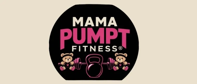 Ein rundes Logo mit den Worten 'MAMA PUMP FITNESS' in Pink und Schwarz, mit einem Teddybären, der eine Hantel hält.