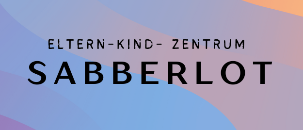 Ein farbenfroher abstrakter Hintergrund mit schwarzem Text, der 'Eltern-Kind-Zentrum Sabbarlo' lautet. Das Design besteht aus einer Mischung aus blauen, rosa und orangefarbenen Farbtönen.
