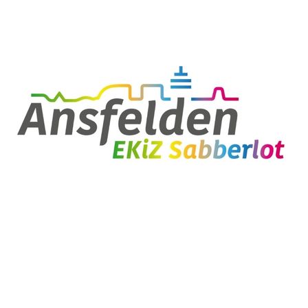 Das Bild zeigt das Logo von Ansfelder EKiz Sabbberlot, mit einem farbenfrohen, abstrakten Design. Der Text 'Ansfelder' ist in großen, stilisierten Buchstaben, mit 'EKiz Sabbberlot' darunter. Das Design enthält verschiedene Farben wie Grün, Blau und Pink.