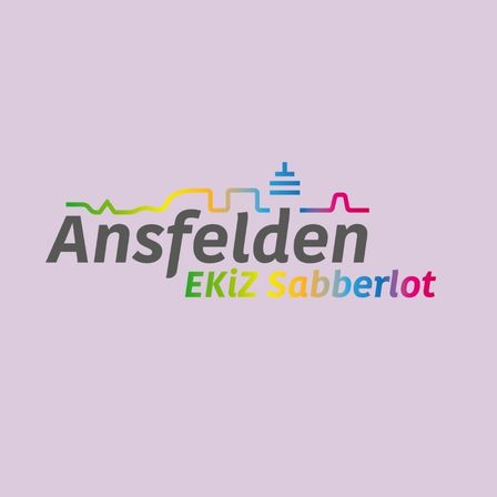 Ein farbenfrohes Logo für Ansfelden EKIz Sabbberlot auf lila Hintergrund. Der Text ist in einer stilisierten Schrift mit einer Wellenlinie darüber.
