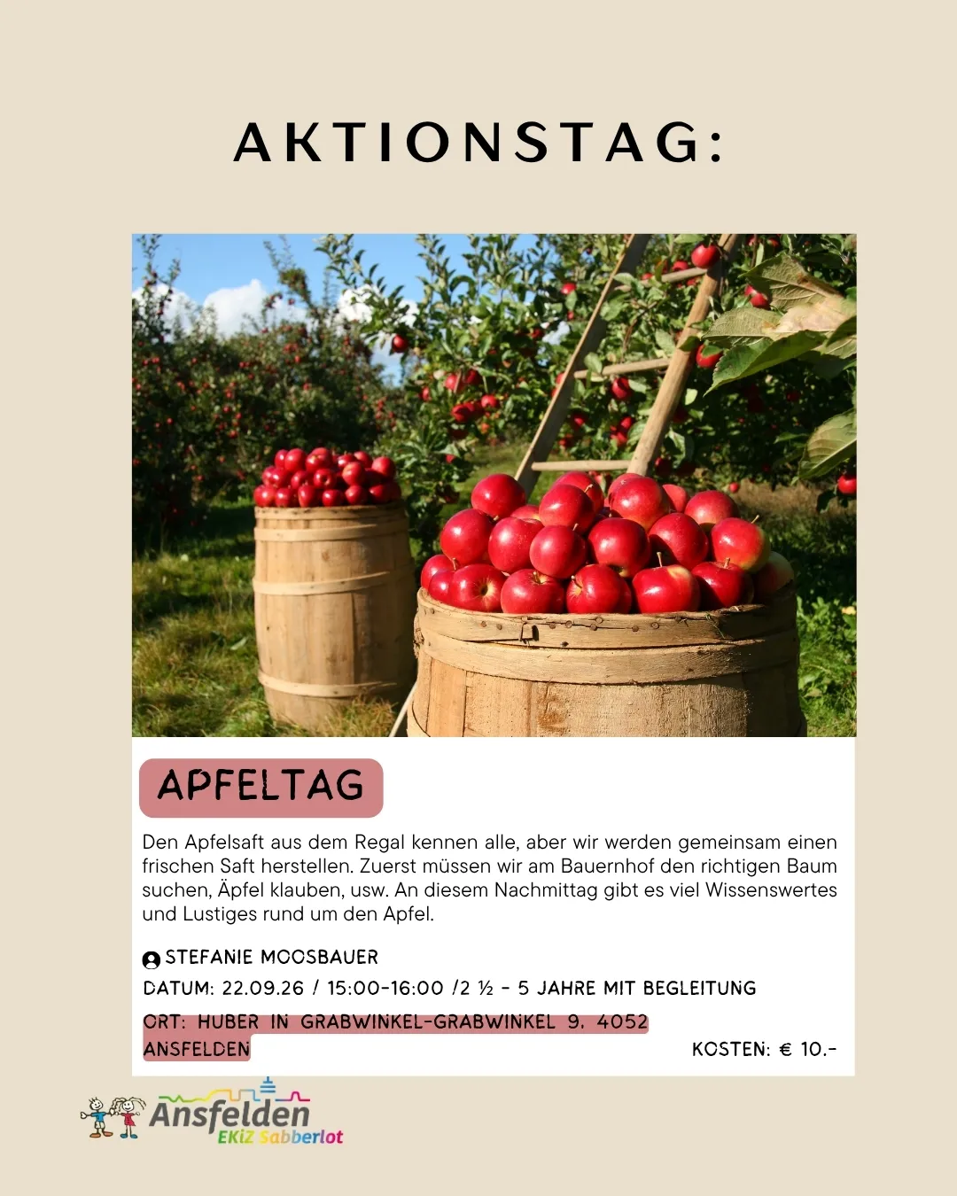 Ein Apfelpflück-Event auf einem Bauernhof mit Eimern voller roter Äpfel und einer Holzleiter. Die Veranstaltung wird von Stefanie Moosbauer organisiert.