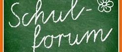 Eine Tafel mit den Worten 'Schul-Forum' in weißer Kreide geschrieben. Eine weiße Blume befindet sich in der oberen rechten Ecke.