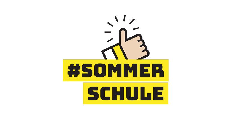 Ein Bild mit einem gelben Schild, das '#SOMMER SCHUL' mit einer Hand, die in der Mitte einen Daumen hoch gibt, liest.