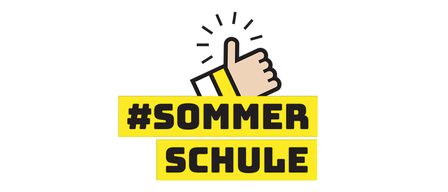 Ein Bild mit einem gelben Schild, das '#SOMMER SCHUL' mit einer Hand, die in der Mitte einen Daumen hoch gibt, liest.