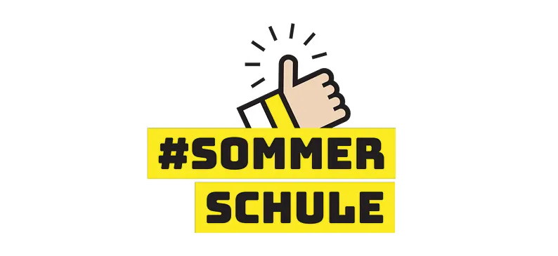 Ein Bild mit einem gelben Schild, das '#SOMMER SCHUL' mit einer Hand, die in der Mitte einen Daumen hoch gibt, liest.