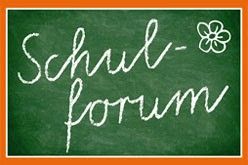 Eine grüne Tafel mit den Worten 'Schul-Forum' in weißer Kreide geschrieben. Eine weiße Blume ist neben dem Text gezeichnet. Der Hintergrund ist orange.