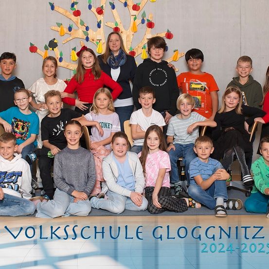 Eine Gruppe von Schülern und zwei Lehrern der Volksschule Gloggnitz, posiert für ein Klassenfoto im Schuljahr 2024-2025.