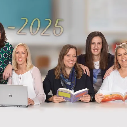 Fünf Frauen sitzen um einen Tisch herum, lächeln und sehen in die Kamera. Eine von ihnen hält ein Buch. Ein Laptop steht auf dem Tisch. Eine große Zahl 2025 ist oben links.