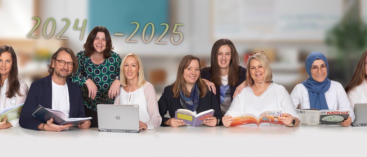Fünf Frauen sitzen um einen Tisch herum, lächeln und sehen in die Kamera. Eine von ihnen hält ein Buch. Ein Laptop steht auf dem Tisch. Eine große Zahl 2025 ist oben links.