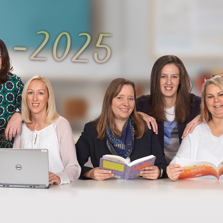 Fünf Frauen sitzen um einen Tisch herum, lächeln und sehen in die Kamera. Eine von ihnen hält ein Buch. Ein Laptop steht auf dem Tisch. Eine große Zahl 2025 ist oben links.