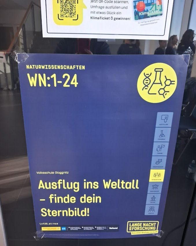 Ein blaues Schild mit gelbem Text lautet 'Ausflug in die Welt - finde dein Sternbild!' Es gibt Symbole eines Reagenzglases, einer Person und eines Bechers. Ein gelber Kreis mit einem Symbol befindet sich oben rechts.