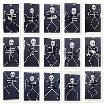 Eine Collage von 16 kleinen Schwarz-Weiß-Bildern von Skeletten in verschiedenen Posen.