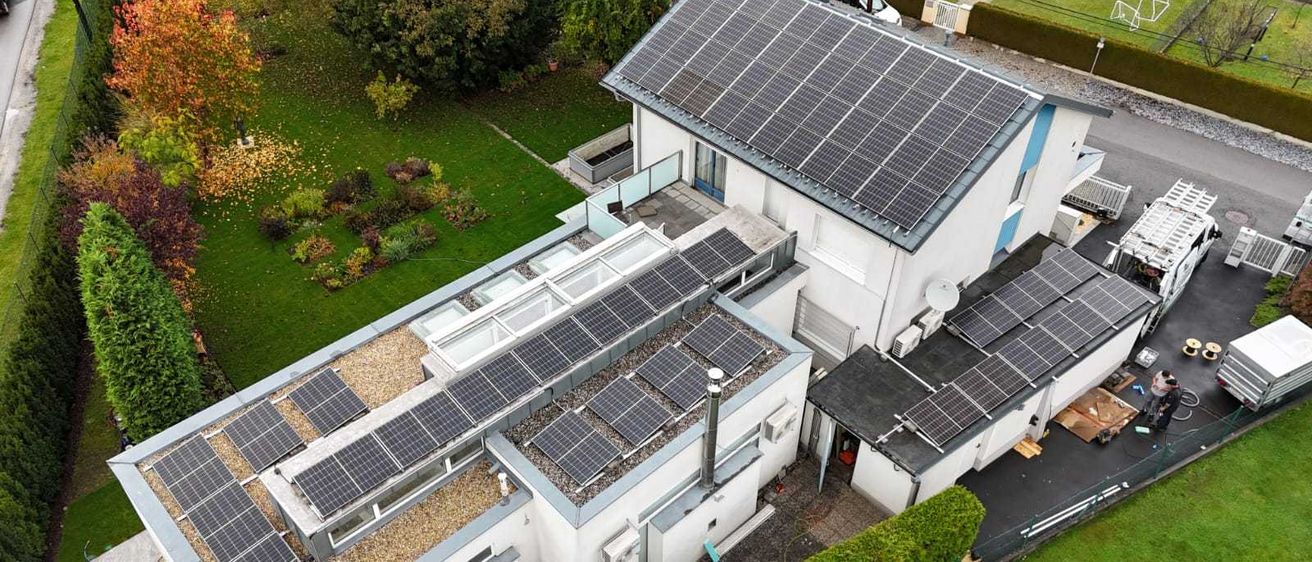 Bild enthält, Outdoors, Aerial View, Electrical Device, Solar Panels, Transportation, Truck, Vehicle