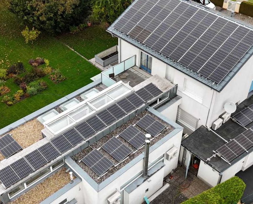 Bild enthält, Outdoors, Aerial View, Electrical Device, Solar Panels, Transportation, Truck, Vehicle