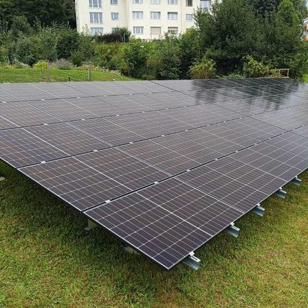 Bild enthält, Electrical Device, Solar Panels, Outdoors